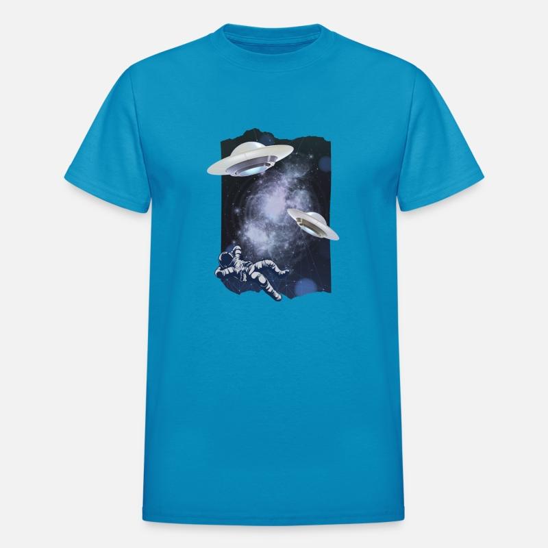 Retro mens Spaceship UFO in space alien astronaut