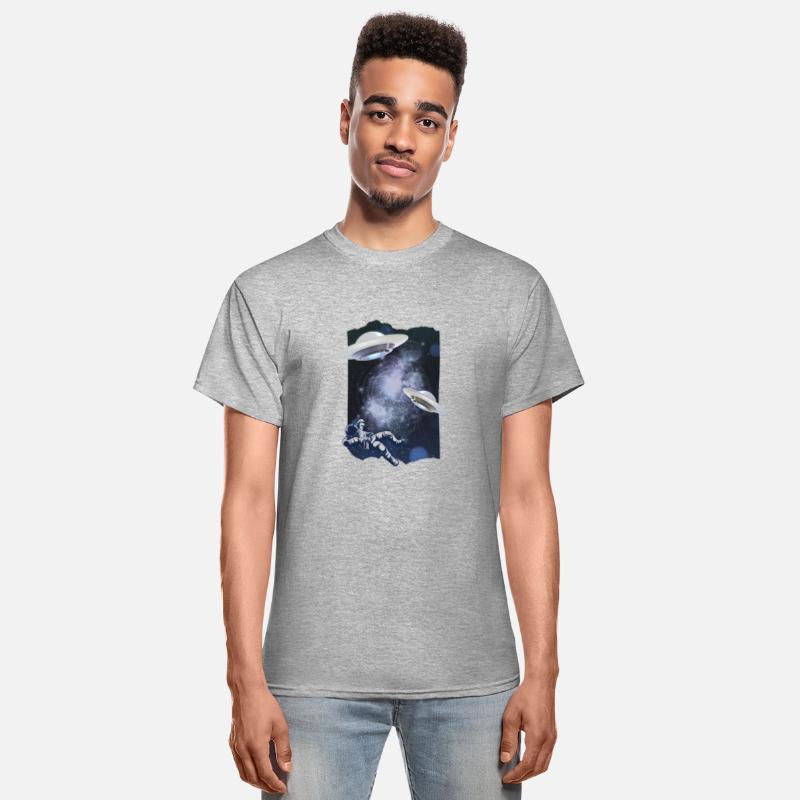 Retro mens Spaceship UFO in space alien astronaut