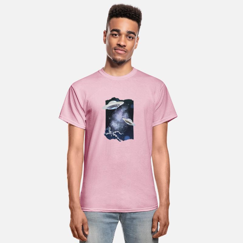 Retro mens Spaceship UFO in space alien astronaut
