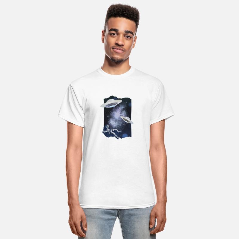 Retro mens Spaceship UFO in space alien astronaut